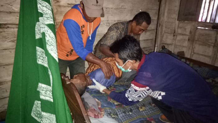 Jenazah korban saat dperiksa petugas.