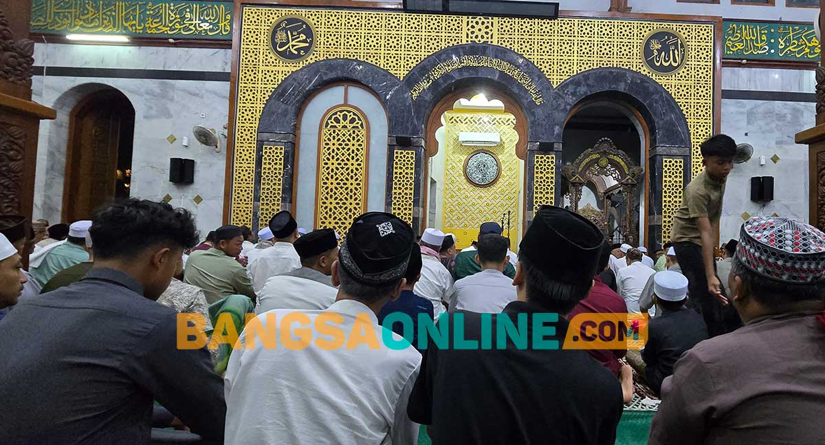 Kuliah subuh perdana saat Ramadhan di Masjid Agung Bangkalan. Foto: AHMAD FAUZI/BANGSAONLINE