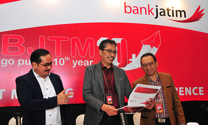 Direktur Utama Bank Jatim, Busrul Iman, saat memaparkan kinerja keuangan perusahaan Semester I 2022.