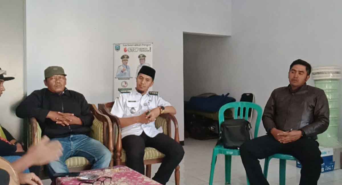 Mediasi yang dilakukan Kepala Desa Ledokombo, Sandi.
