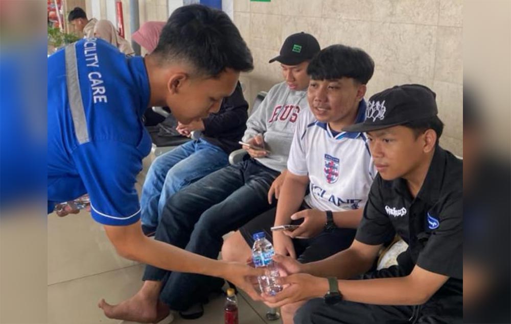 Petugas saat KAI memberikan service recovery I berupa pemberian minuman. Foto: Ist. 