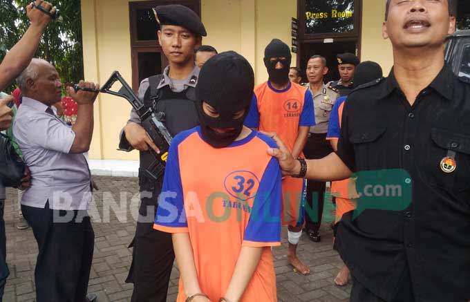 Tersangka saat berada di Mapolres Jombang. foto: ROMZA/ BANGSAONLINE
