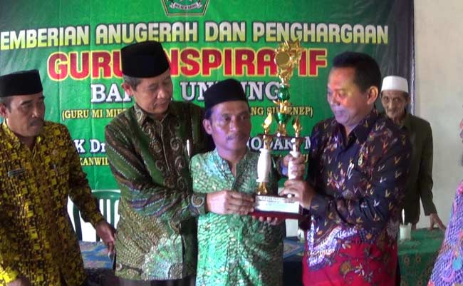Untung saat menunjukkan kemampuan menulisnya menggunakan kaki. foto: rahmatullah/ BANGSAONLINE