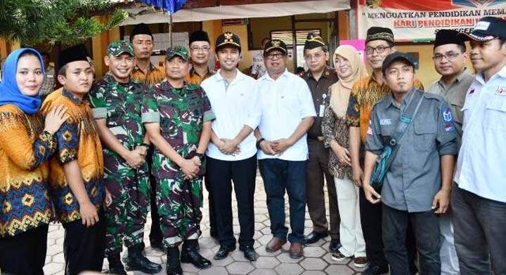 Danrem 0081 Kolonel Inf Masduki, S.E., M.Si mendampingi Wagub Jatim Emil Elistianto Dardak meninjau coblosan di Tulungagung.
