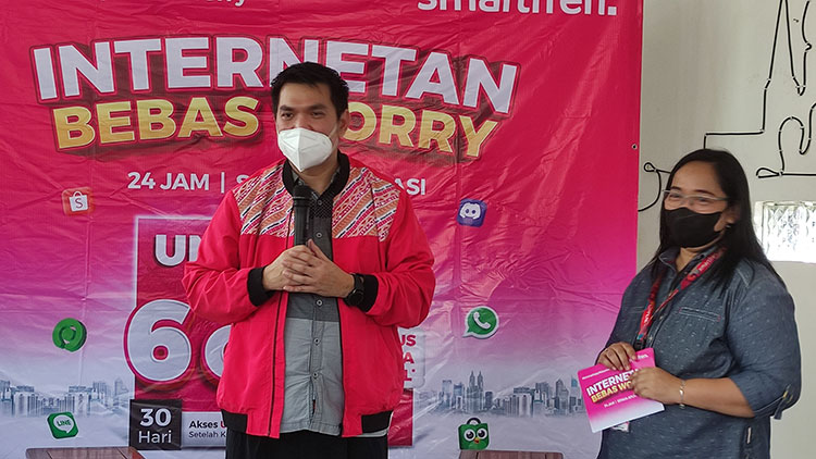 Regional Head Greater Smartfren, Litoco Gunawan, didampingi humas, Mbak Neng, saat tanya jawab dengan awak media soal target Smartfren di Jawa Timur. Foto: YUDI EKO PURNOMO/BANGSAONLINE