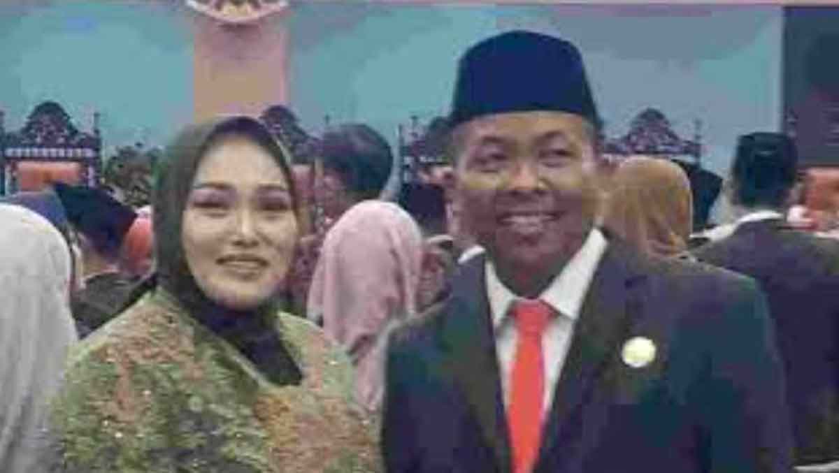 Ketua Komisi IV DPRD Kabupaten Mojokerto, M. Agus Fauzan, bersama istrinya.