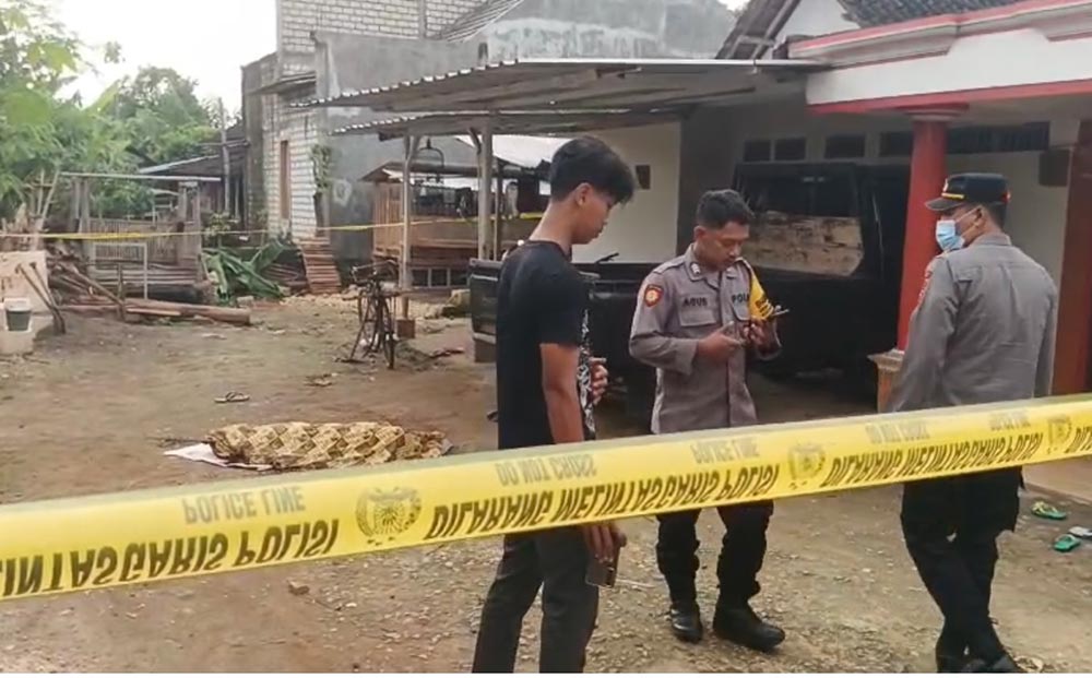 Petugas Satreskrim Polres Tuban saat melakukan olah TKP peristiwa pembacokan perangkat desa.