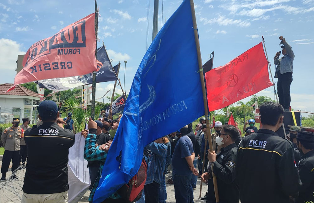 Aliansi Gaprak  saat menggelar demo proyek Smelter Freeport. Foto: SYUHUD/ BANGSAONLINE