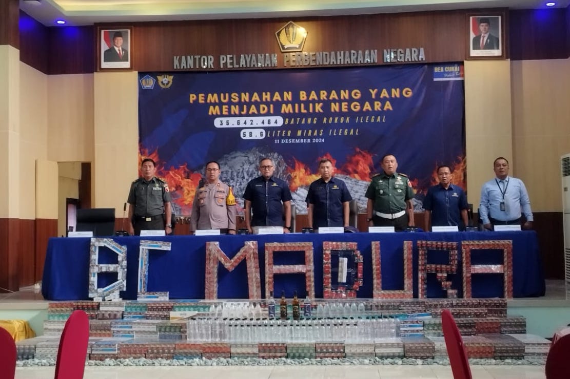 Pemusnahan rokok dan miras ilegal secara simbolis yang dilakukan Bea Cukai Madura bersama aparat terkait di KPPN Pamekasan
