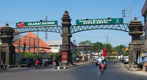 Pintu gerbang menuju kawasan wisata Ampel Surabaya.