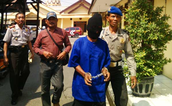 Karsono saat digelandang di Mapolres Bojonegoro. foto: eki nurhadi/BANGSAONLINE
