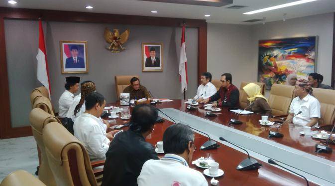 Sekretaris Kabinet Pramono Anung saat menerima 15 perwakilan petugas dana desa yang melakukan demo di Istana Presiden. Foto: liputan6.com