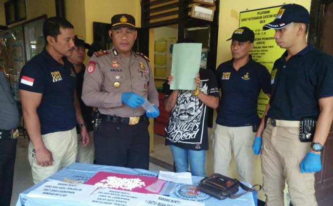 Kapolsek Rengel, AKP Musa Bachtiar saat menunjukkan tersangka pengedar pil koplo beserta barang bukti di Mapolsek setempat.  foto: suwandi/ BANGSAONLINE