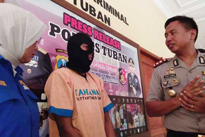 Pelaku saat dirilis di Mapolres Tuban. foto: suwandi/ BANGSAONLINE