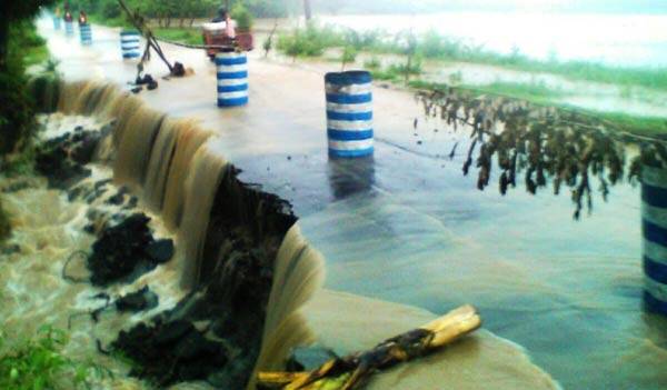 Tanggul sungai Klampok di wilayah Jatikalen yang jebol. foto: soewandito/ BANGSAONLINE