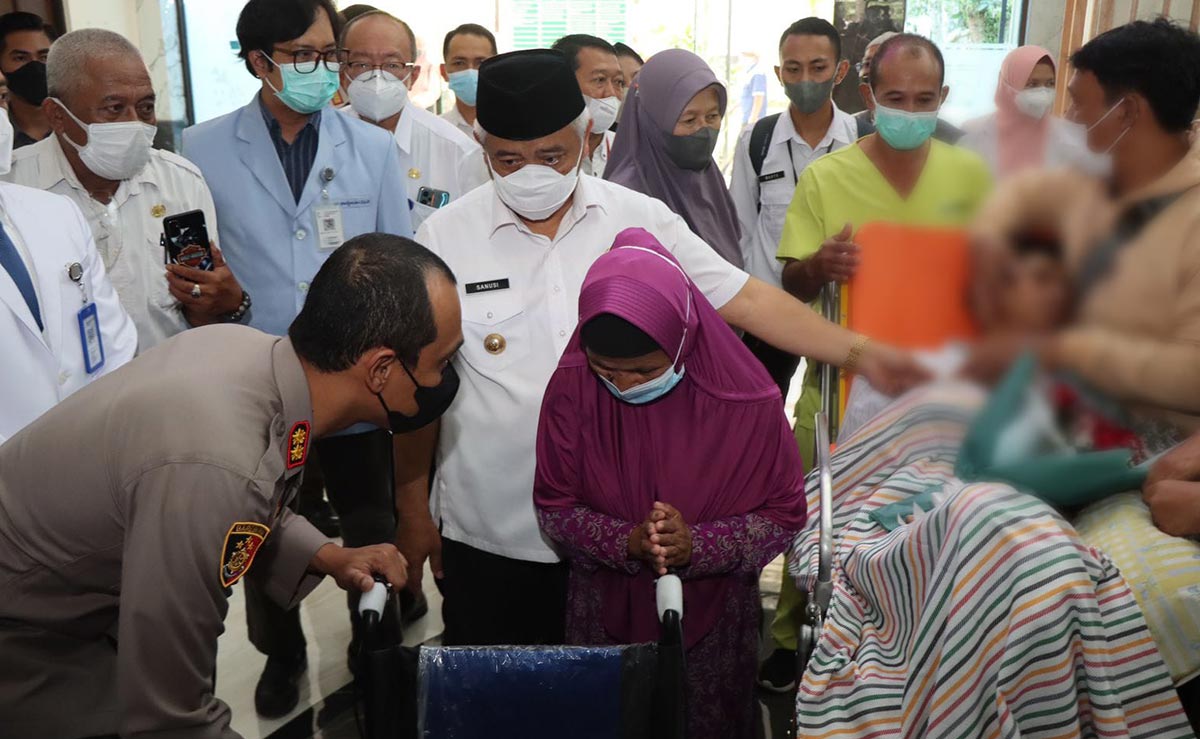Bupati Malang H. M. Sanusi dan Kapolres AKBP Putu Kholis Aryana ikut mengantar kepulangan Vicky.