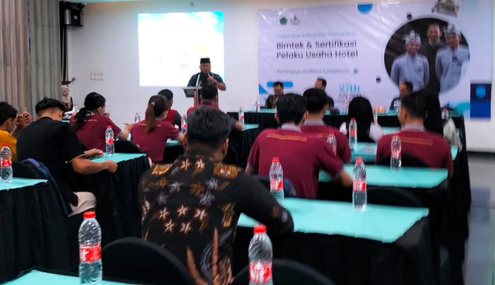 Pemkab Pamekasan saat memberikan bimtek untuk para pelaku usaha hotel.