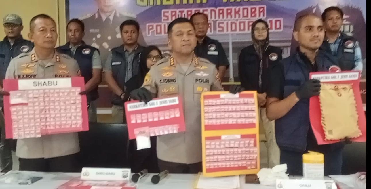 Kapolresta sidoarjo saat menunjukan barang bukti ungkap kasus narkoba penangkapan dalam satu bulan  