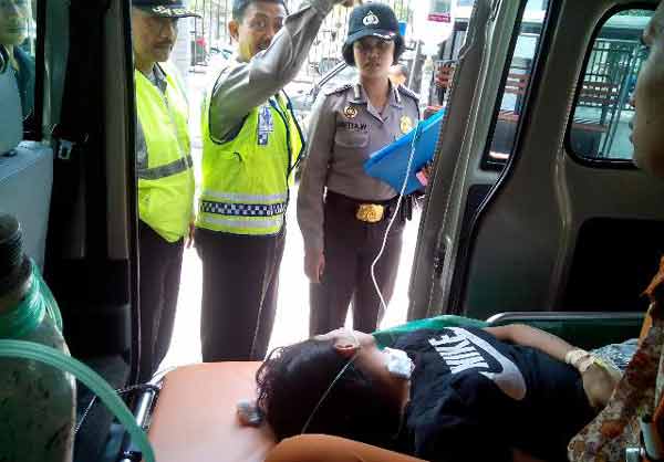 Korban saat dievakuasi untuk mendapatkan perawatan di Rumah Sakit. (foto: dendi martoni/BANGSAONLINE)