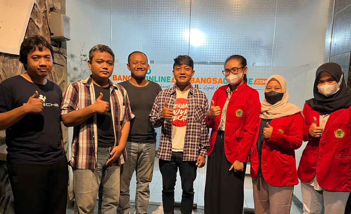 Mahasiswa Untag Surabaya saat magang di Bangsaonline.