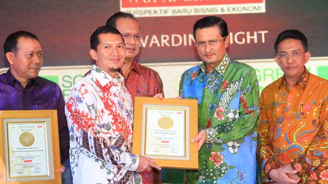 Manajer Humas PG Yusuf Wibisono saat menerima penghargaan. foto: SYUHUD/ BANGSAONLINE