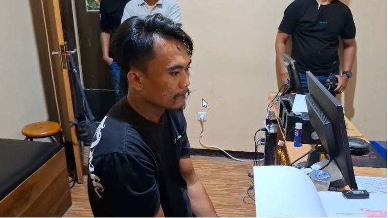 Pelaku saat dimintai keterangan oleh polisi