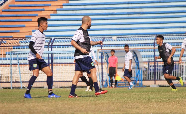 Para pemain Persela saat menjalani latihan di Stadion Surajaya.