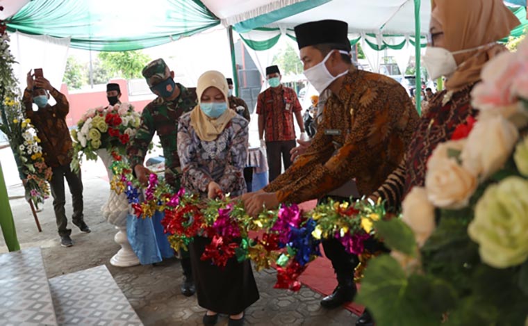 Bupati Kediri, dr. Hj. Haryanti Sutrisno saat menggunting pita sebagai tanda peresmisan Masjid Nurul Huda di Kantor Kecamatan Purwoasri. (foto: Kominfo)