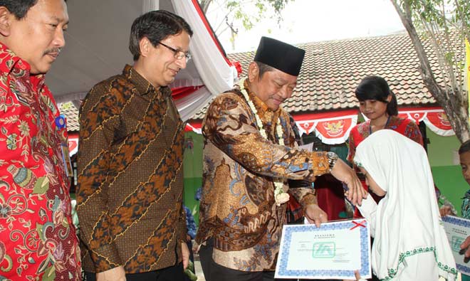 SIMBOLIS: Bupati Sidoarjo menyerahkan beasiswa PT Megasurya Mas di SDN Tambak Sawah, Kecamatan Waru, Kamis (11/8). foto: MUSTAIN/ BANGSAONLINE