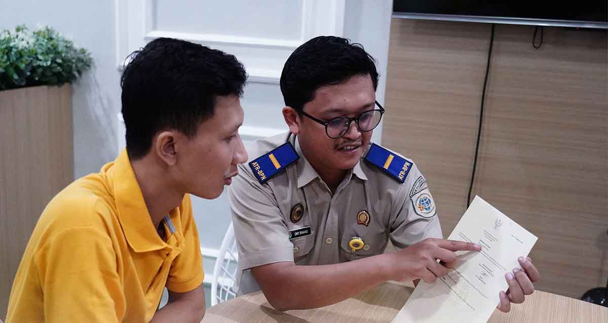 Masyarakat saat mendapat pengertian dari petugas.