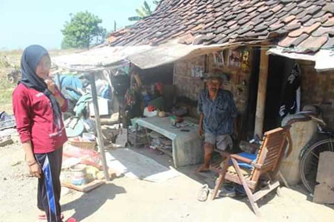 Rumah Usnan berlokasi di area pembuangan sampah. 