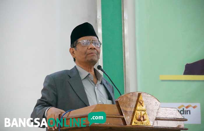 Mahfud Saat memberikan materi di acara Halaqoh Nasional Pengasuh Pesantren di Pondok Pesantren (PP) Tebuireng. foto: RONY S/ BANGSAONLINE