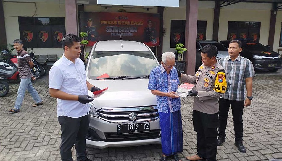Polisi saat mengembalikan mobil yang dicuri oleh Suprayitno (55), kepada pemilik, Ahmad Kafani Hasan (79). (Ist)