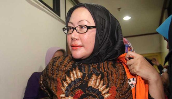 Usai persidangan Ratu Atut menolak komentar kepada wartawan. foto: vivanews.co.id   