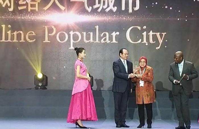 Wali Kota Surabaya ketika menerima penghargaan.