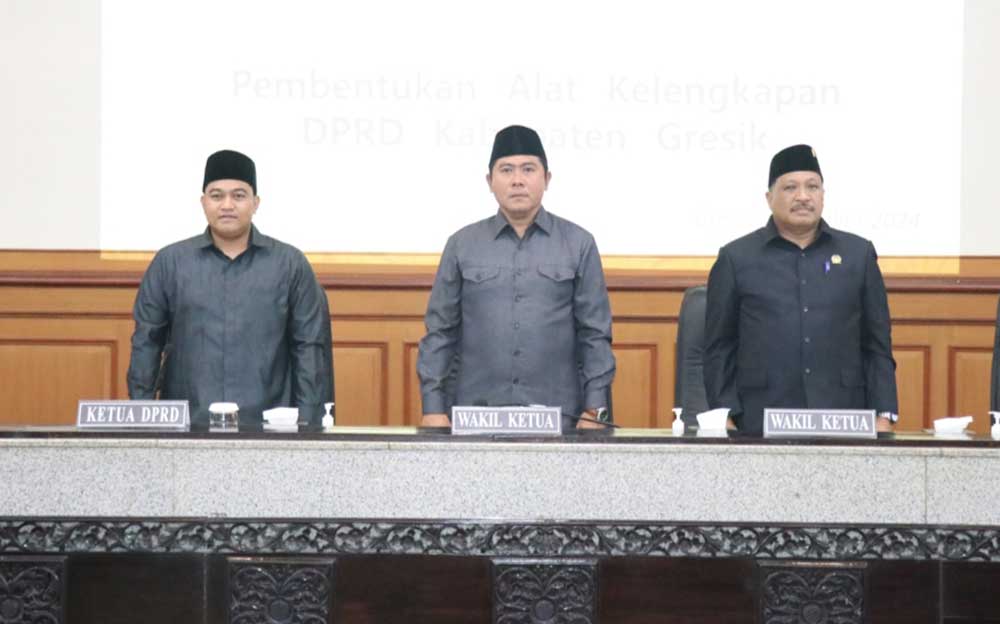 Dari kiri, Ketua DPRD Gresik M Syahrul Munir, Wakil Ketua Lutfi Dawam, dan Wakil Ketua Mujid Riduan. Foto: SYUHUD/BO