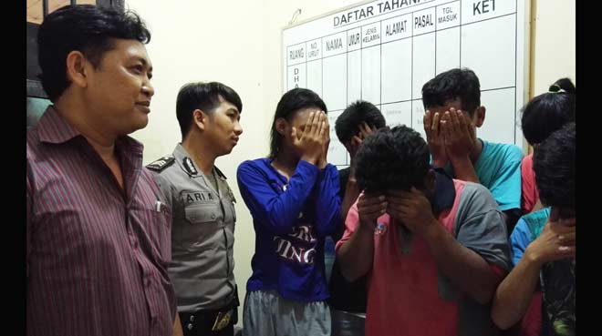 Para tersangka saat diamankan di Mapolsek Kebomas. foto: SYUHUD/ BANGSAONLINE