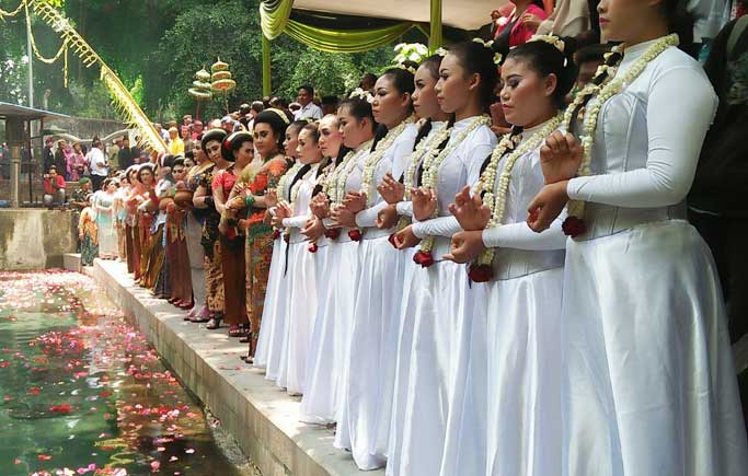 Prosesi Siraman Waranggono di wisata pemandian Bektiharjo, Semanding.
