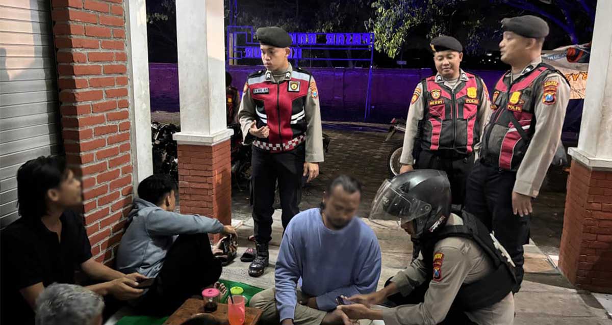 Polres Mojokerto Kota saat mengamankan sejumlah pemuda yang diduga tengah menenggak miras atau minuman keras di tempat umum.
