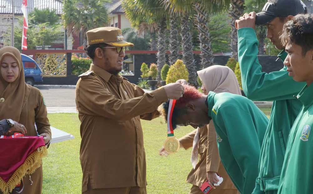 Bupati Sumenep Achmad Fauzi saat menyerahkan penghargaan kepada atlet dan kafilah berprestasi.