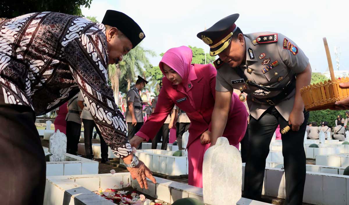 Ziarah dan tabur bunga yang digelar Polres Batu dalam rangka memperingati Hari Bhayangkara ke-80.