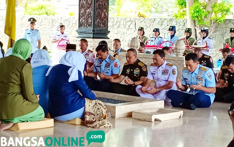 Panglima TNI Marsekal Hadi Tjahjanto (empat dari kanan) saat ziarah di makam Bung Karno. foto: Akina/ BANGSAONLINE