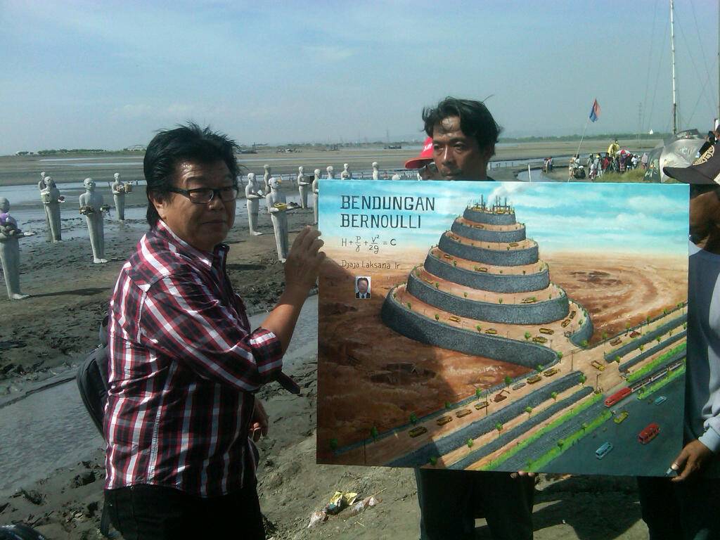 OPTIMISTIS – Ir Djaja Laksana menunjukkan gambar bendungan Bernoulli temuannya yang diyakini mampu menghentikan semburan lumpur Lapindo, di tanggul titik 21 di Desa Siring Kecamatan Porong Sidoarjo, Kamis (29/5). foto : musta’in/BangsaOnline