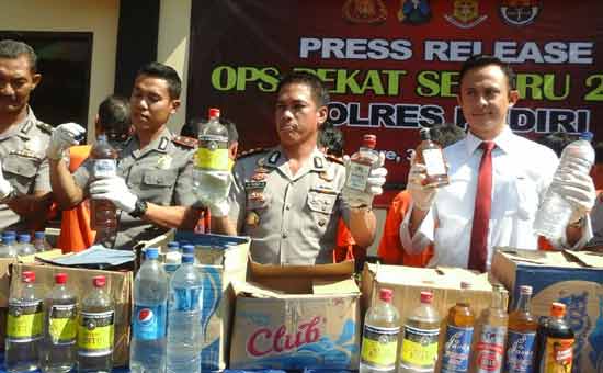 Polres kediri saat menggelar hasil tangkapan dan sitaan Operasi Pekat Semeru. (foto: dendi martoni/BANGSAONLINE)