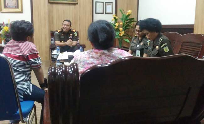 Kajari Sidoarjo beserta dua JPU yang ditunjuk dalam perkara ini saat menemui ibu dan korban perkara Anugerah School. foto: nanang ichwan/ BANGSAONLINE