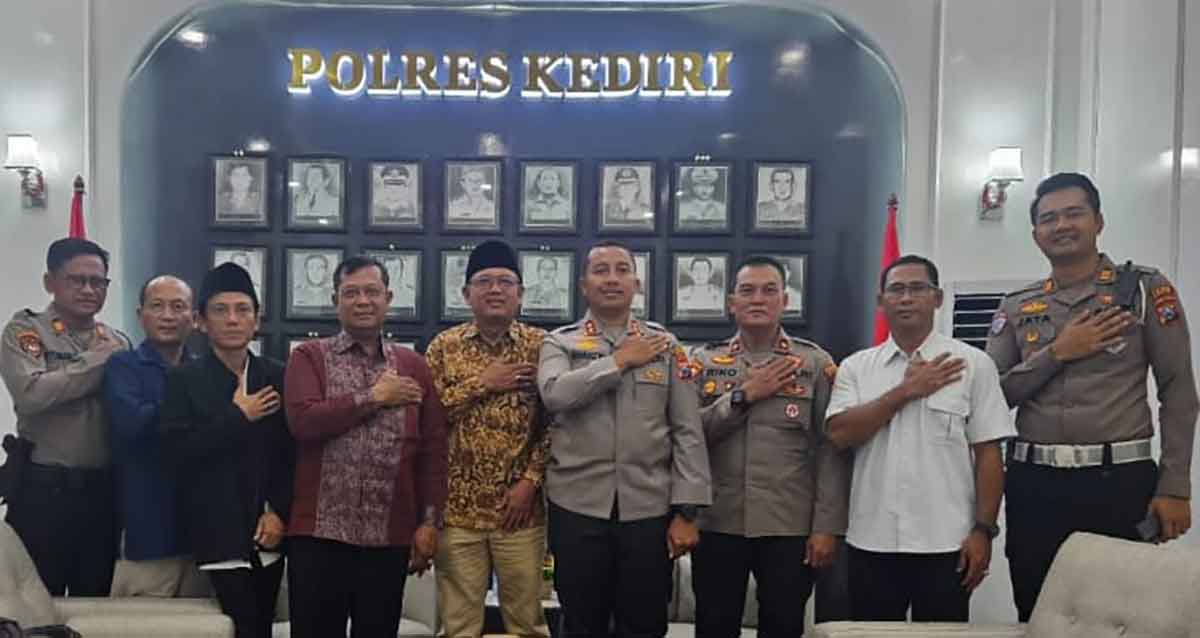 Kapolres Kediri bersama jajaran, dan panitia Ruwatan Negara dari Situs Ndalem Pojok. Foto: Ist 