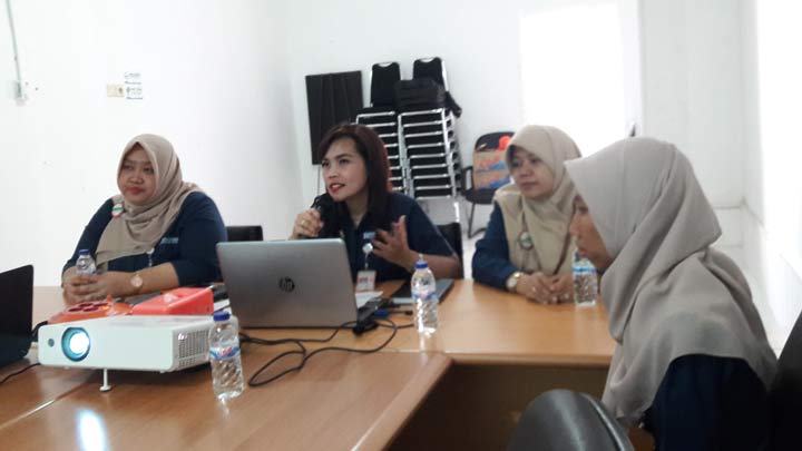 Kepala BPJS Kesehatan Gresik Greisthy E. L. Borotoding saat memberikan keterangan pers.