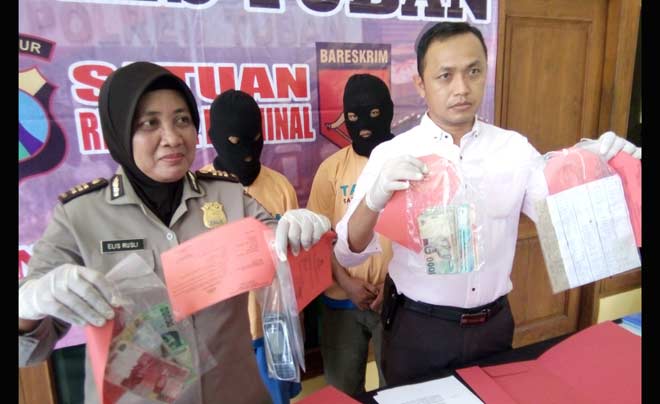 Dua tersangka saat dirilis di Mapolres Tuban. foto: SUWANDI/ BANGSAONLINE