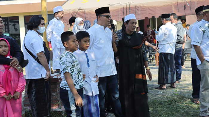 Kapolres Pasuruan Sembelih dan Serahkan Kurban di Rusunawa saat Idul Adha 1443 H