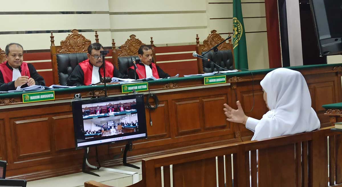 Gubernur Khofifah ketika menjadi saksi dalam sidang kasus korupsi dana hibah DPRD Jatim.